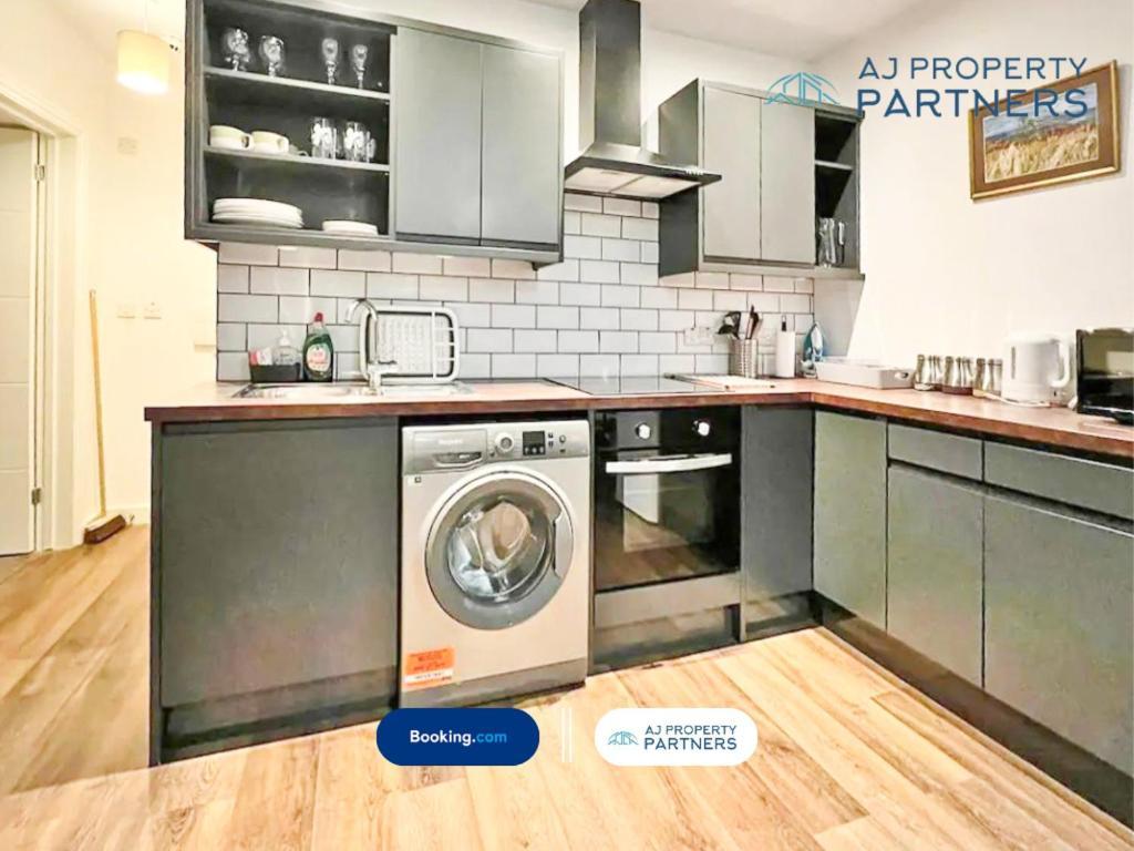 Premium Offer L Last-Minute Escape L Aj Properties L High Street Cheltenham L Parking L Ideal For Short Or Long Stays - Town Centre Apartment, 4 Beds, 1 Bathroom Bagian luar foto