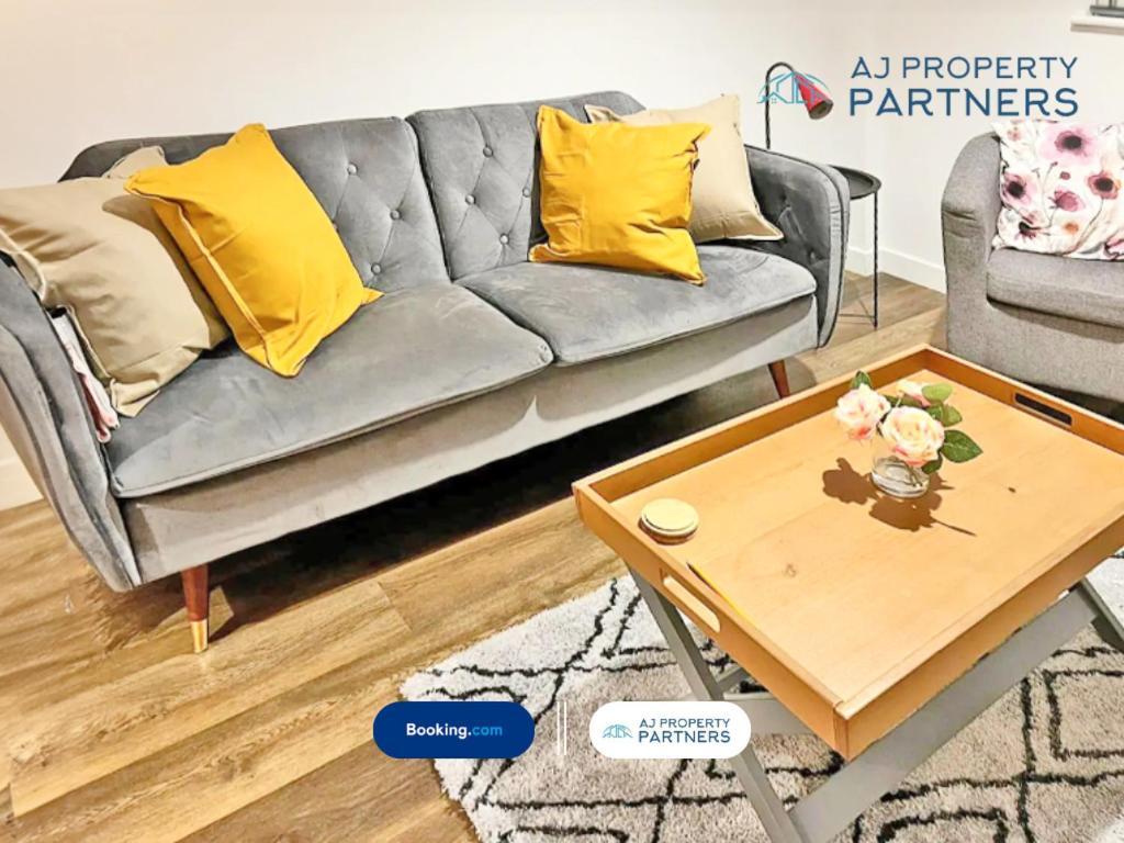 Premium Offer L Last-Minute Escape L Aj Properties L High Street Cheltenham L Parking L Ideal For Short Or Long Stays - Town Centre Apartment, 4 Beds, 1 Bathroom Bagian luar foto
