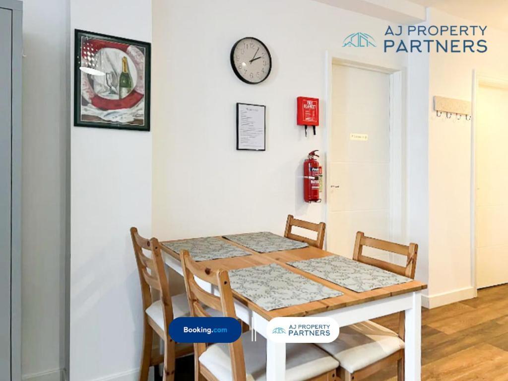 Premium Offer L Last-Minute Escape L Aj Properties L High Street Cheltenham L Parking L Ideal For Short Or Long Stays - Town Centre Apartment, 4 Beds, 1 Bathroom Bagian luar foto