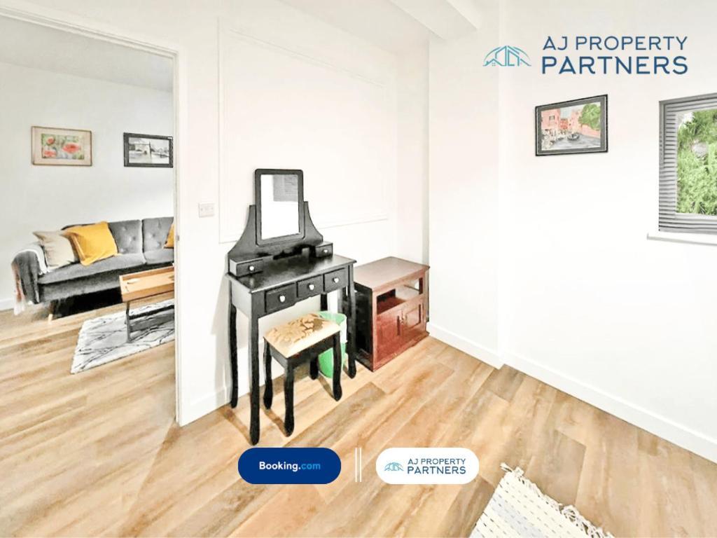 Premium Offer L Last-Minute Escape L Aj Properties L High Street Cheltenham L Parking L Ideal For Short Or Long Stays - Town Centre Apartment, 4 Beds, 1 Bathroom Bagian luar foto